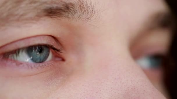 Closeup férfiak kék szem nézd — Stock videók