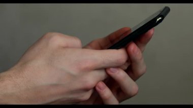 Akıllı telefonlu erkek eli yakın plan.
