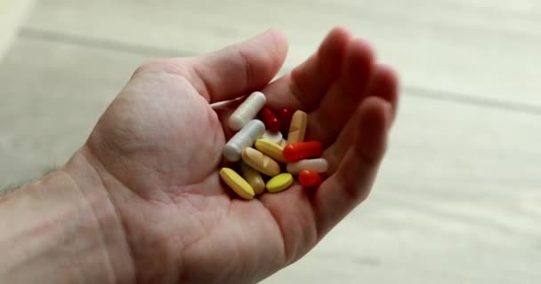 Muchas tabletas y vitaminas en una mano masculina, POV, vista en primera persona — Vídeo de stock