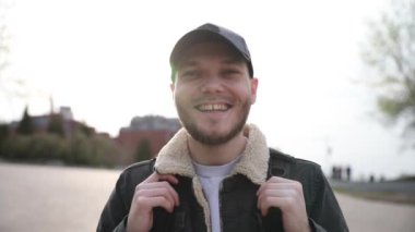 Genç adam kameraya gülümsüyor..