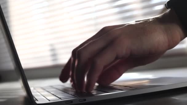 Närbild Manliga Händer Den Bärbara Tangentbordet Skriva Lösenord Programmering — Stockvideo