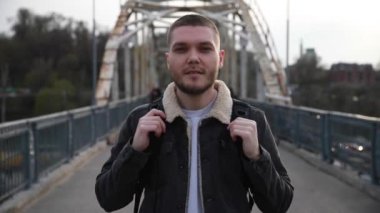 Genç adam kameraya gülümsüyor..