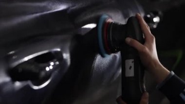 Araba boyası cilalamak. Parlak, yenilenme.