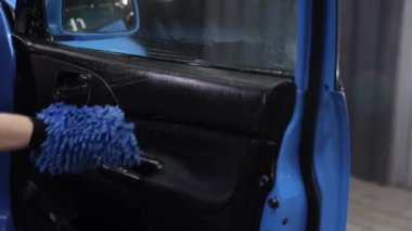 Erkek eli arabanın içini temizlemekle, restorasyonla, kuru temizlemeyle, köpükle ilgilenir.
