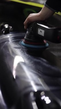 Araba boyası cilalamak. Parlak, yenilenme.