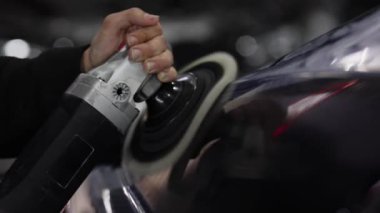 Araba boyası cilalamak. Parlak, yenilenme.