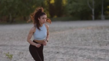 Güzel genç kız parkta tişörtle koşuyor. spor, koşu, sağlık.