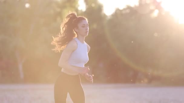 Hermosa Joven Corre Parque Una Camiseta Deportes Correr Salud — Vídeo de stock