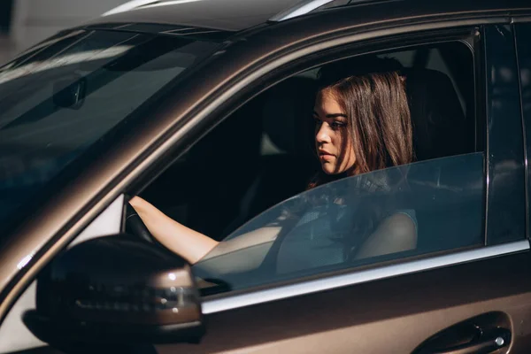 Beautiful Young Girl Driving Luxury Car — Stockfoto