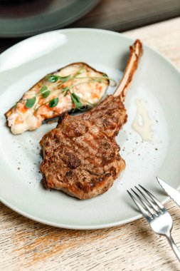 Lokantada kemiklerinde et tabağı var..