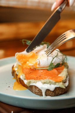 Haşlanmış yumurtalı sandviç..