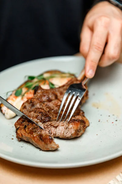 Dish Plate Meat Steak Bone Restaurant Man Cuts Ready Juicy — Zdjęcie stockowe