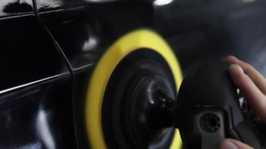 Araba boyası cilalamak. Parlak, yenilenme.