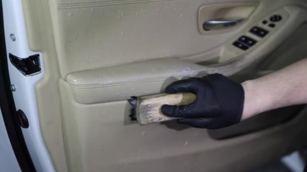 Close Mãos Masculinas Estão Envolvidos Limpeza Interior Carro Restauração Limpeza — Vídeo de Stock