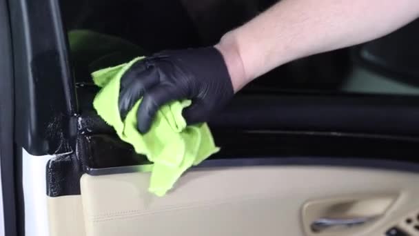 Zbliżenie Męskie Ręce Zajmują Się Czyszczeniem Wnętrza Samochodu Renowacją Pralnią — Wideo stockowe