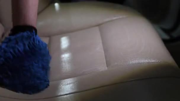 Close Mãos Masculinas Estão Envolvidos Limpeza Interior Carro Restauração Limpeza — Vídeo de Stock