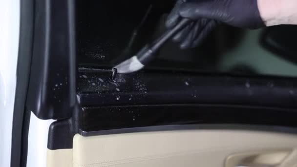 Крупным Планом Мужские Руки Занимаются Уборкой Салона Автомобиля Реставрацией Химчисткой — стоковое видео