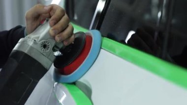 Araba boyası cilalamak. Parlak, yenilenme.