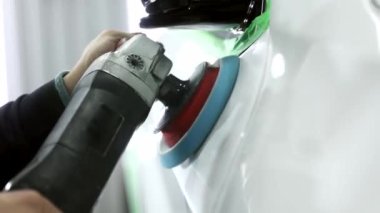 Araba boyası cilalamak. Parlak, yenilenme.