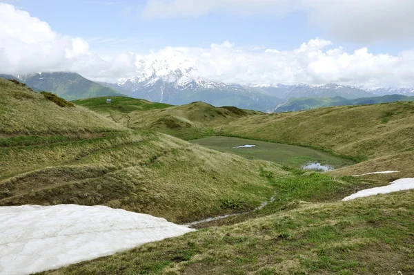 Montagnes géorgiennes en juin — Photo