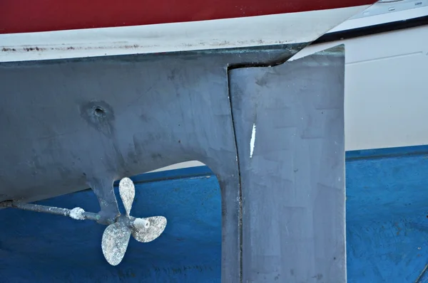 Ein grauer Segelbootpropeller — Stockfoto