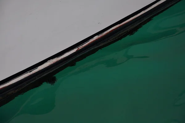 Kontrast między wody i łodzi — Zdjęcie stockowe