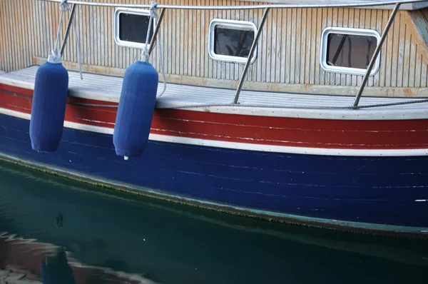 En färgglad båt — Stockfoto