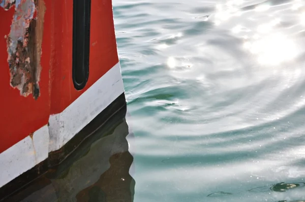 En främre delen av en röd båt — Stockfoto