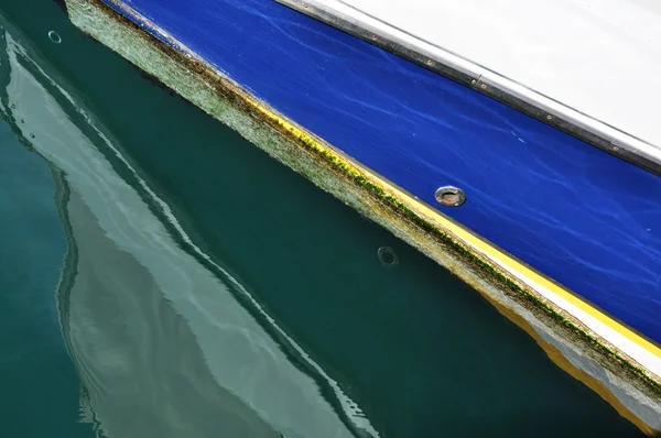 Ein buntes Boot — Stockfoto