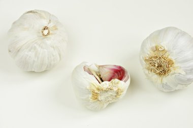 Beyaz arkaplanda sarımsak izole edilmiş.