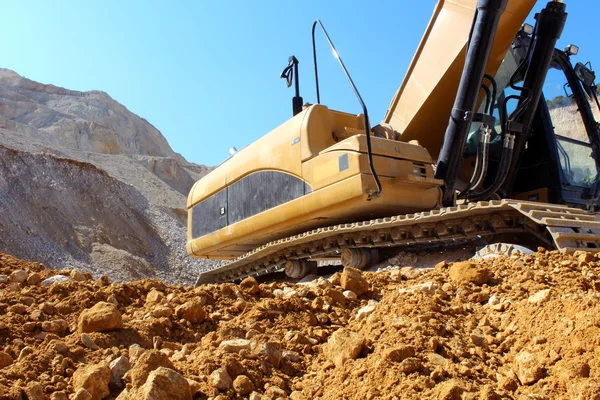 Excavator in the stone mine — Stock Photo, Image