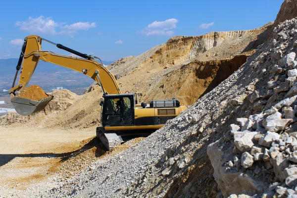Excavator in the stone mine — Stock Photo, Image