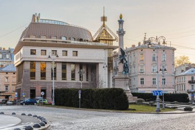 LVIV, UKRAINE - Şubat 2022: Mickiewicz Meydanı, Adam Mickiewicz Anıtı ve UKRSOTSBANK Evi.