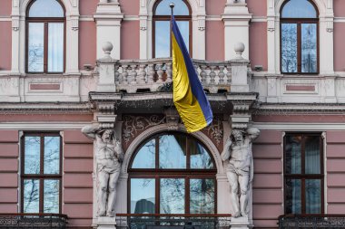 Lviv, Ukrayna - Şubat 2022: Lviv 'deki Grand Hotel ve Ukrayna bayrağı.