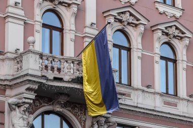 Lviv, Ukrayna - Şubat 2022: Lviv 'deki Grand Hotel ve Ukrayna bayrağı.