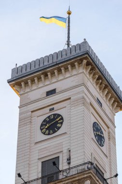 Belediye binasının üç kulesi. Lviv, Ukrayna. Saat kulesi.