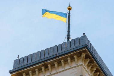Belediye binasının üç kulesi. Lviv, Ukrayna. Saat kulesi.