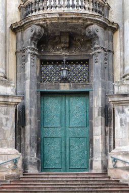 LVIV, UKRAINE - Şubat 2022: cephe dekoratif unsurları, Dominik kilisesi ve Soli Deo Honor et Gloria manastırı. Ana giriş kapısı..