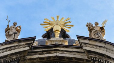 LVIV, UKRAINE - Şubat 2022: cephe dekoratif unsurları, Dominik kilisesi ve Soli Deo Honor et Gloria. 