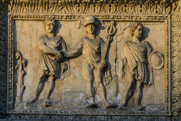 Lviv, Ukrayna - Şubat 2022: Şehir merkezindeki antik bir binanın cephesinde rahatlama.