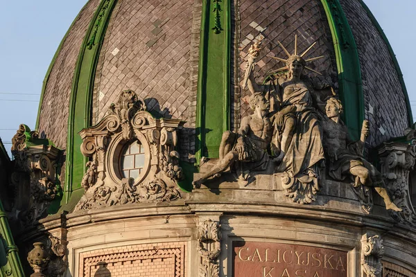 LVIV, UKRAINE - FEBRUARY, 2022: Eski Galiçya Tasarruf Bankası binası, şimdi Lviv şehrinde bir Etnoğrafya ve Sanat Sanatları Müzesi. Oturan Özgürlük Heykeli.