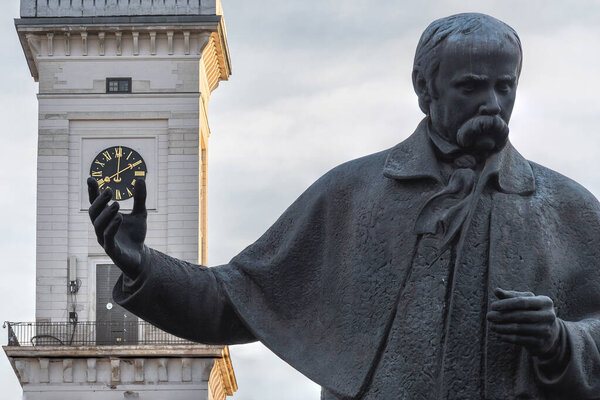 Львов, Украина - февраль 2022 года: Памятник Адаму Мицкевичу.