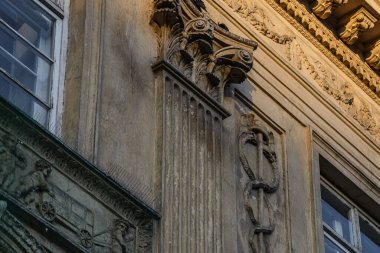 Binaların, heykellerin ve heykellerin mimari dekorasyonları, Lviv, Ukrayna 'da halka açık yerler. Şehir merkezindeki eski bir binanın cephesinde rahatlama.. 