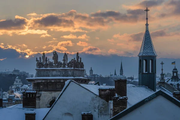 Ukrayna, Lviv, VUL. VICHEVA, 2 - Ocak 2022: Tüm Azizlerin Kilisesi Kilisesi 'nin Tavan Arası Mannerist).