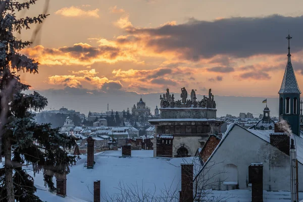 Ukrayna, Lviv, VUL. VICHEVA, 2 - Ocak 2022: Tüm Azizlerin Kilisesi Kilisesi 'nin Tavan Arası Mannerist).