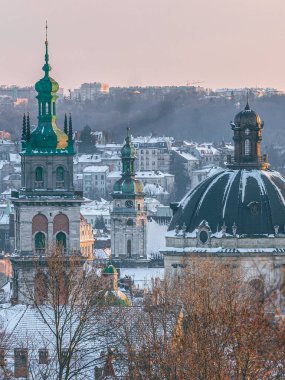 Lviv, Ukrayna - Şubat 2022: Vysoky Zamok (Lviv kale tepesi), KORNIAKTA TOWER, Dominik kilisesi kubbesi, Bernardine Manastırı 'nın çan kulesi.