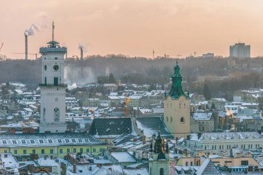 Lviv, Ukrayna - Şubat 2022: Vysoky Zamok (Lviv kale tepesi) şehir manzarası, Latin katedrali çan kulesi, belediye binası kulesi.