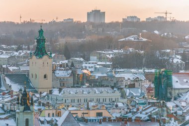 Lviv, Ukrayna - Şubat 2022: Vysoky Zamok (Lviv kale tepesi), Latin katedralinin çan kulesi.