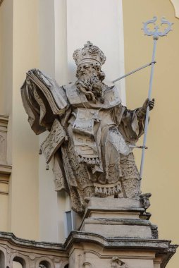 LVIV, UKRAINE - Şubat 2022: Ukrayna 'daki en önemli kiliselerden biri olan St. George Katedrali. Dışarıdan. Aziz Georges Katedrali 'nin Aziz Athanasius heykeli.