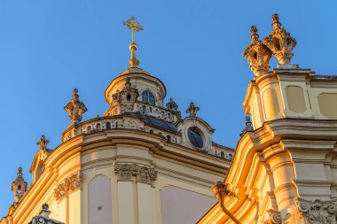 LVIV, UKRAINE - Şubat 2022: Ukrayna 'daki en önemli kiliselerden biri olan St. George Katedrali. Dış görünüş. 